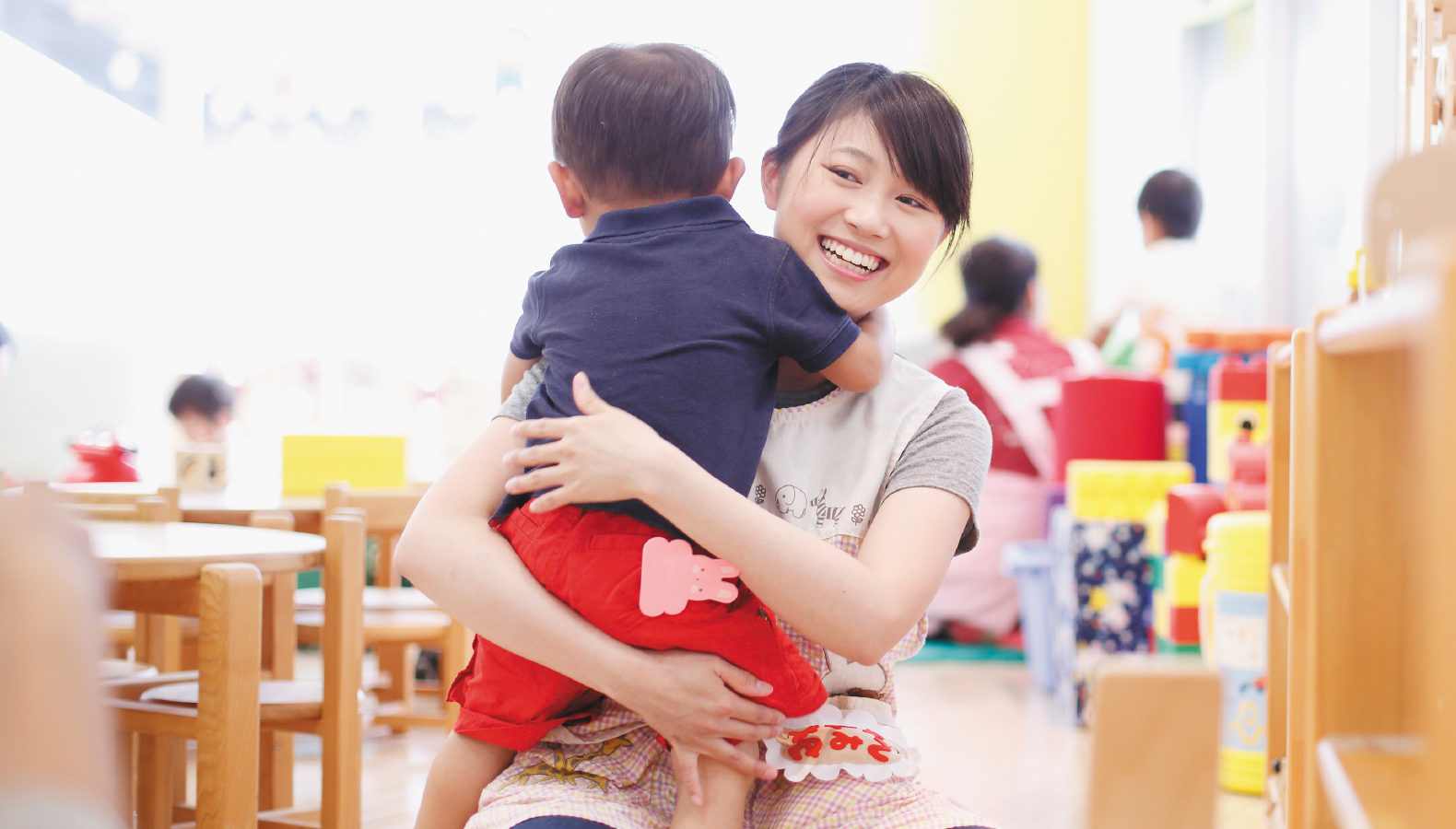 養護教諭、保育士、幼稚園教諭、小学校教諭、特別支援学級教諭など、「子どものスペシャリスト」を育てる 子どもケア学科 子どもケア専攻〈養護教諭〉／幼児保育専攻／児童発達教育専攻＊